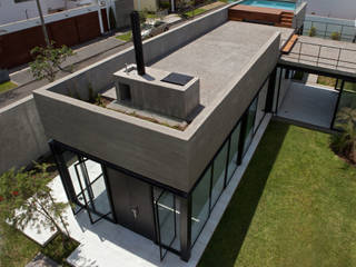 CASA RODEADA, NIKOLAS BRICEÑO arquitecto NIKOLAS BRICEÑO arquitecto 現代房屋設計點子、靈感 & 圖片