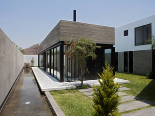 CASA RODEADA, NIKOLAS BRICEÑO arquitecto NIKOLAS BRICEÑO arquitecto Дома в стиле модерн