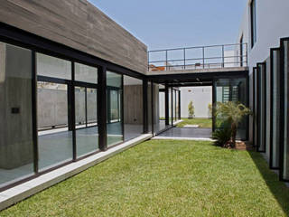 CASA RODEADA, NIKOLAS BRICEÑO arquitecto NIKOLAS BRICEÑO arquitecto 現代房屋設計點子、靈感 & 圖片