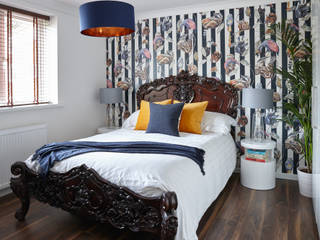 Virginia Water Apartment - Surrey Bhavin Taylor Design Camera da letto moderna Bedroom,bed,rococo style,bedside tables,wallapaper,feature wall,animals,blue,yellow,mustard,grey,bedding