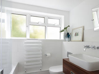Virginia Water Apartment - Surrey Bhavin Taylor Design Moderne Badezimmer Bathroom,vanity,sink,taps,toilet,towel radiator,pattern,tiles,flooring,walnut,white