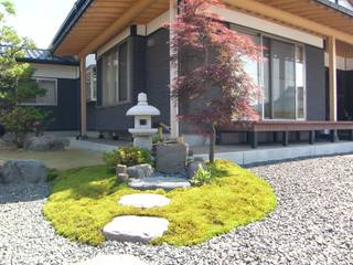 純和風な回遊式日本庭園, 株式会社 砂土居造園／SUNADOI LANDSCAPE 株式会社 砂土居造園／SUNADOI LANDSCAPE Jardines de estilo ecléctico