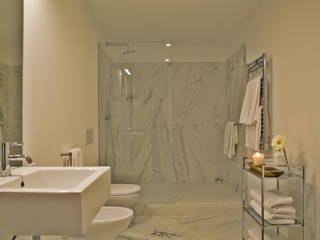 Edifício Combro 77, Pureza Magalhães, Arquitectura e Design de Interiores Pureza Magalhães, Arquitectura e Design de Interiores BathroomBathtubs & showers