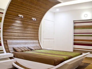 Interiors at Rajhans Maxima apartments,Surat, Hundreddesigns Hundreddesigns Dormitorios de estilo moderno Camas y cabeceros