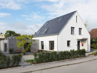 Umbau und Sanierung eines Einfamilienhaus mit barrierefreiem Anbau für mehrere Generationen, frm Architekten GmbH frm Architekten GmbH