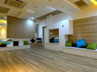 Residential interiors for Mr.Seelan at Chennai, Offcentered Architects Offcentered Architects غرفة المعيشة