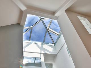 Atrium, K-MÄLEON Haus GmbH K-MÄLEON Haus GmbH Corredores, halls e escadas modernos Concreto reforçado