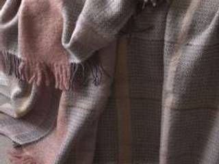 Antonia Wool and Mohair throw, The Biggest Blanket Company The Biggest Blanket Company モダンスタイルの寝室 羊毛 オレンジ