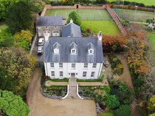 Classical Neo-Georgian country house with stone coach house, courtyard and tennis court, Des Ewing Residential Architects Des Ewing Residential Architects Klassieke huizen