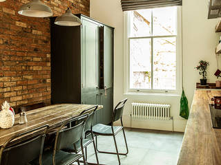 W10 Kitchen: Timeless Elegance and Superior Craftsmanship, British Standard by Plain English British Standard by Plain English Rustic style kitchen Wood Black