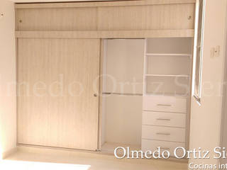 Closets , Cocinas Integrales Olmedo Ortiz Sierra Cocinas Integrales Olmedo Ortiz Sierra モダンスタイルの寝室 木 木目調