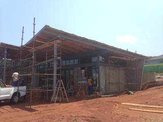 House at Mtunzini River Estate, TJ Architects TJ Architects منازل ألمنيوم/ زنك Beige