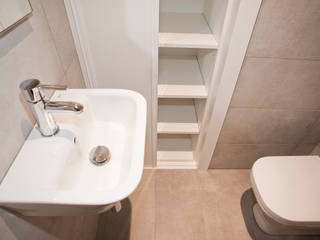 Reforma integral en calle Reus de Bracelona, Grupo Inventia Grupo Inventia Mediterranean style bathrooms Tiles