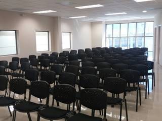 Proyecto para sala de conferencias, Muebles Modernos para Oficina, S.A. Muebles Modernos para Oficina, S.A. Salas de estilo moderno Plástico Negro
