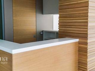 Porte interne rasomuro e arredamento su misura per ufficio e studio medico, Xilema Pro Xilema Pro Commercial spaces Solid Wood Multicolored