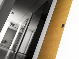 Porte interne rasomuro e arredamento su misura per ufficio e studio medico, Xilema Pro Xilema Pro Commercial spaces ٹھوس لکڑی Multicolored