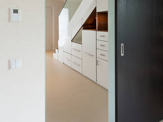 Stauraum unter Treppe, Innenarchitektin Katrin Reinhold Innenarchitektin Katrin Reinhold Moderner Flur, Diele & Treppenhaus