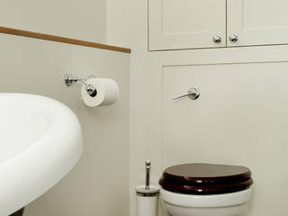 BATHROOMS: TRADITIONAL-STYLE BATHROOM, Cue & Co of London Cue & Co of London Classic style bathroom