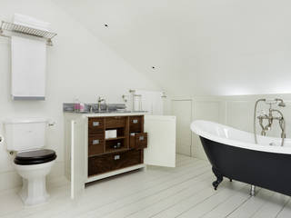 BATHROOMS: TRADITIONAL-STYLE BATHROOM Cue & Co of London Salle de bain classique