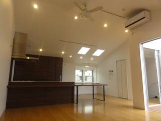 2階建てスキップフロア, DIOMANO設計 DIOMANO設計 Salon moderne Bois Effet bois