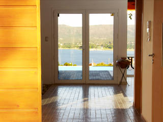 Casa Lago, renziravelo renziravelo Modern corridor, hallway & stairs