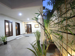 The Linear Expanse House, Ansari Architects Ansari Architects Modern balcony, veranda & terrace