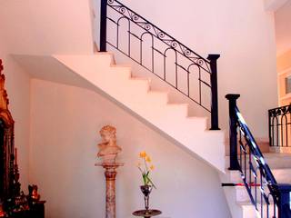 Casa de Campo Helvetia, Marcelo Bicudo Arquitetura Marcelo Bicudo Arquitetura Colonial style corridor, hallway& stairs