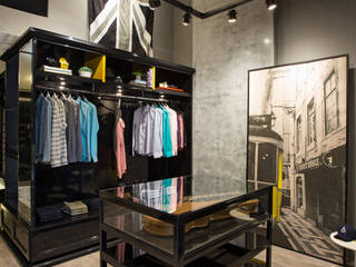 R.Mendes Flagship Store, Arquitetura Ao Cubo LTDA Arquitetura Ao Cubo LTDA Industrial style offices & stores