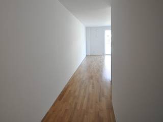 Cosy Home - Home Staging einer Mietwohnung, K. A. K. A. Modern corridor, hallway & stairs