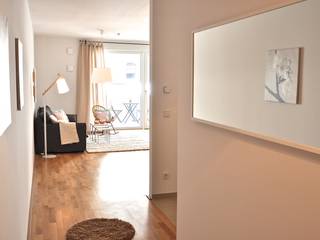Cosy Home - Home Staging einer Mietwohnung, Karin A. Karin A. Modern corridor, hallway & stairs