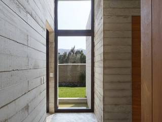 Casa oZsO, Martin Dulanto Martin Dulanto Modern corridor, hallway & stairs