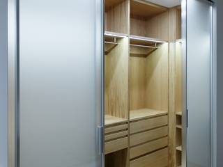 homify Modern dressing room