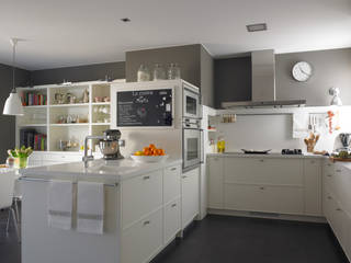 Una cocina y un planchador luminosos en un ático, DEULONDER arquitectura domestica DEULONDER arquitectura domestica Modern style kitchen