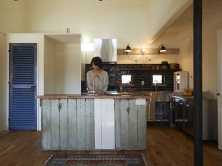 House in Handa, Mimasis Design／ミメイシス デザイン Mimasis Design／ミメイシス デザイン Industrial style kitchen Wood effect