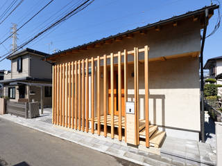 流山中庭を囲む家, 高野量平アーキテクツ一級建築設計事務所 Ryohei Takano Architects 高野量平アーキテクツ一級建築設計事務所 Ryohei Takano Architects Балкон и терраса в стиле модерн