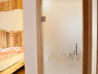 APPARTAMENTO, RI-NOVO RI-NOVO Rustic style bedroom Wood Wood effect