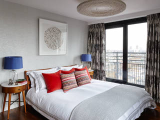 Gloucester Road Penthouse Bhavin Taylor Design Phòng ngủ phong cách hiện đại Bedroom,master bedroom,bed,cushions,bedding,bedside tables,bedside lamps,art,wallpaper,curtains,midcentury design,pattern
