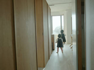 家族の暮らしを大らかに包む家－家族で楽住む家, AIDAHO Inc. AIDAHO Inc. Scandinavian style corridor, hallway& stairs Wood
