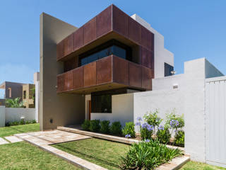 CASA OXIDADA, KARLEN + CLEMENTE ARQUITECTOS KARLEN + CLEMENTE ARQUITECTOS Modern houses Metal Brown