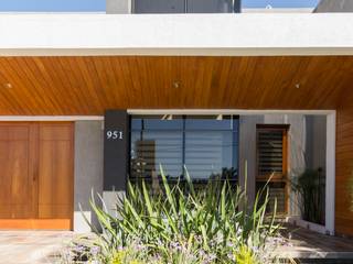 CASA MJ, KARLEN + CLEMENTE ARQUITECTOS KARLEN + CLEMENTE ARQUITECTOS Moderne Häuser Holz Braun