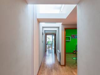 CASA MJ, KARLEN + CLEMENTE ARQUITECTOS KARLEN + CLEMENTE ARQUITECTOS Modern Corridor, Hallway and Staircase Wood Wood effect