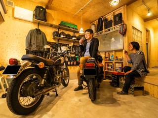 大好きなバイクと暮らすラスティックな素材感を楽しむ住まい, QUALIA QUALIA Rustic style garage/shed