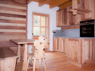 APPARTAMENTO IN MONTAGNA, RI-NOVO RI-NOVO Rustic style kitchen Wood