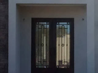 Puerta de entrada de hierro, DEL HIERRO DESIGN DEL HIERRO DESIGN 모던스타일 주택 철 / 철강 검정