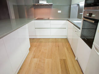 Reforma de cocina en Sant Just Desvern (Barcelona), Grupo Inventia Grupo Inventia Cocinas de estilo moderno Madera Acabado en madera