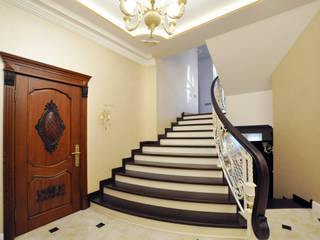 Реализация Дома, Tutto design Tutto design Classic style corridor, hallway and stairs