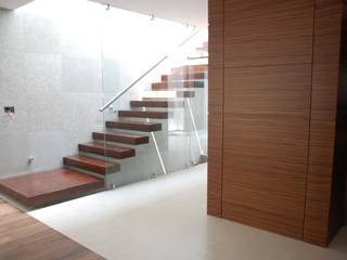 CASA SL107, iarkitektura iarkitektura Pasillos, vestíbulos y escaleras minimalistas Madera Acabado en madera