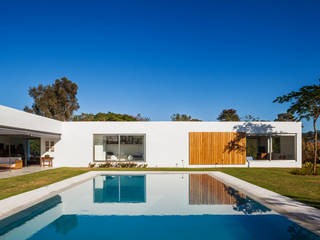 CASA TSJ, GASS ARQUITETOS ASSOCIADOS GASS ARQUITETOS ASSOCIADOS Balcones y terrazas de estilo rural