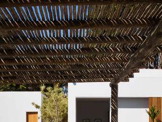 CASA TSJ, GASS ARQUITETOS ASSOCIADOS GASS ARQUITETOS ASSOCIADOS Balcones y terrazas de estilo rural