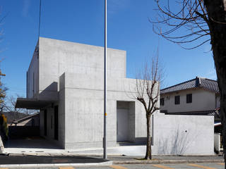 高台の家－坂のある街に住む－, 一級建築士事務所アトリエｍ 一級建築士事務所アトリエｍ Modern houses Reinforced concrete Grey